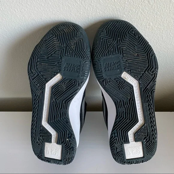 Nike, Black/White Hustle Quick 3 Basketball Shoes, Size 6 - Picture 8 of 9